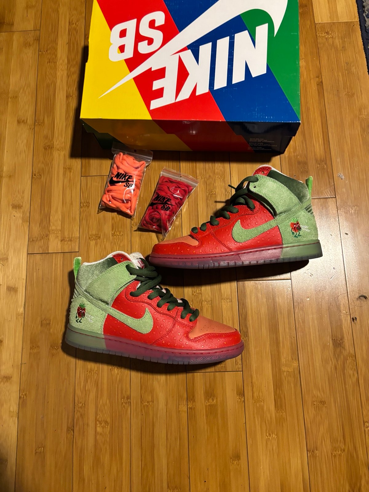 Nike sb dunk strawberry cough size 9