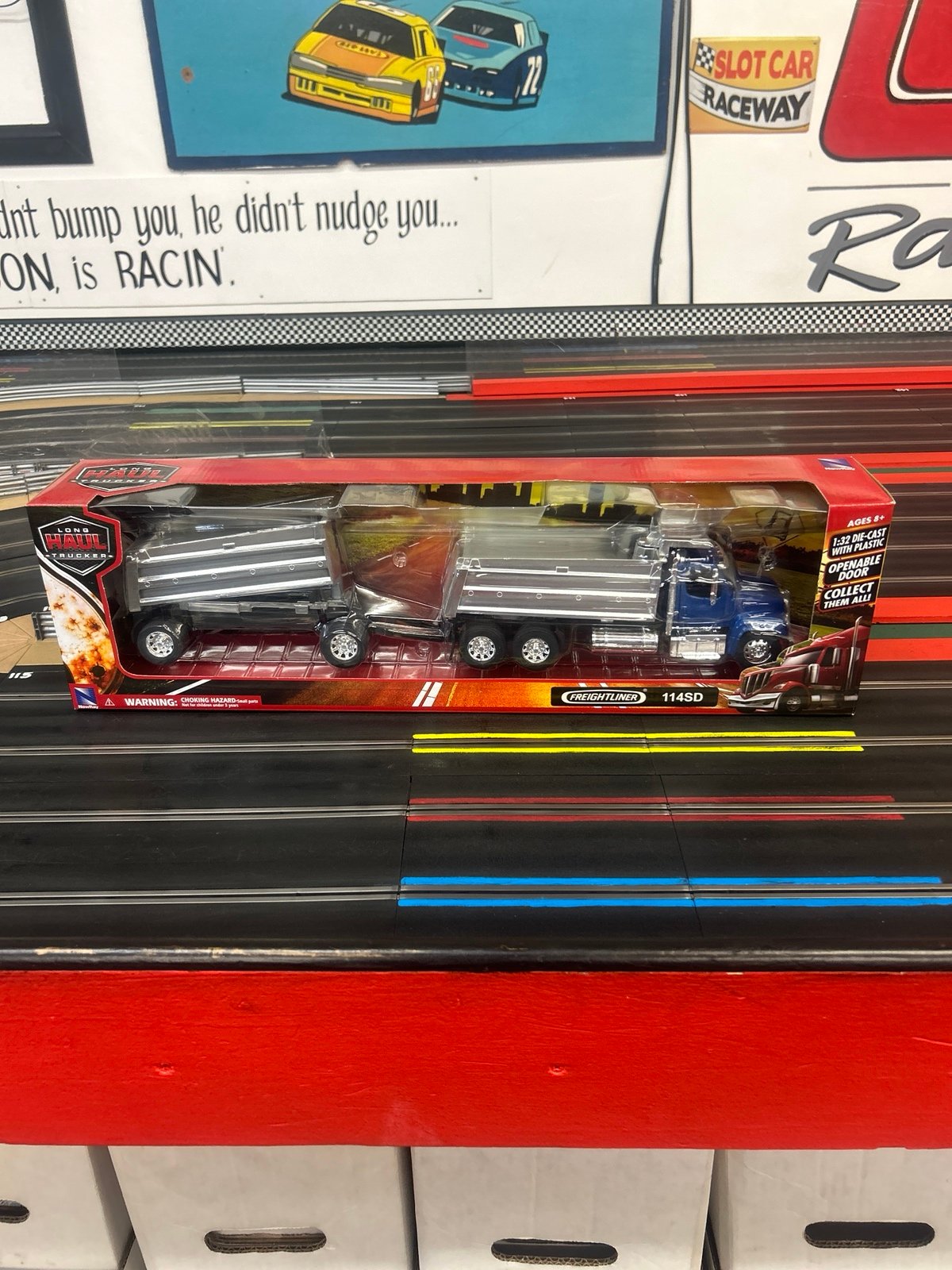 Newray 1/32 scale Freightliner 114SD twin dump truck chrome long haul truckers