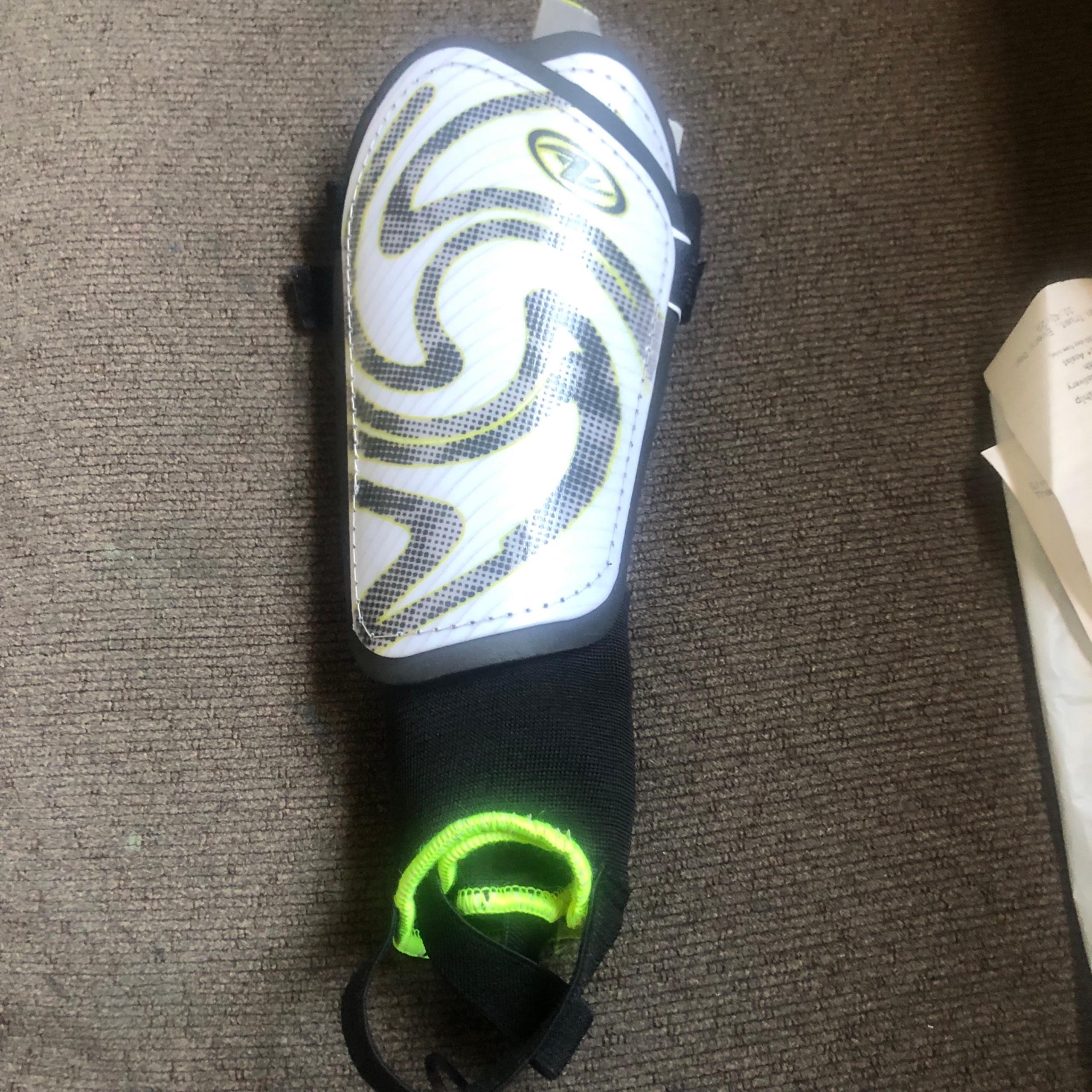 Athletic Works Soccer Stirrup Shin Guard, White/Black, Large New, tag was ripped