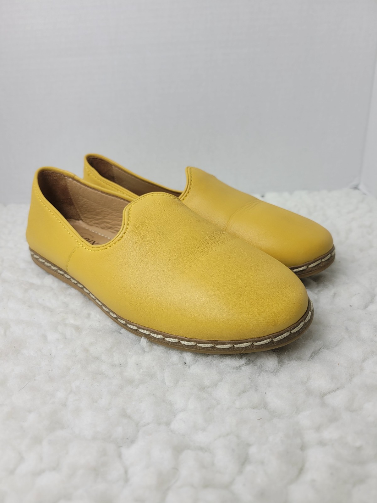 Charix Artisan Womens Slip On Shoes Size 7 Yellow Flat Leather