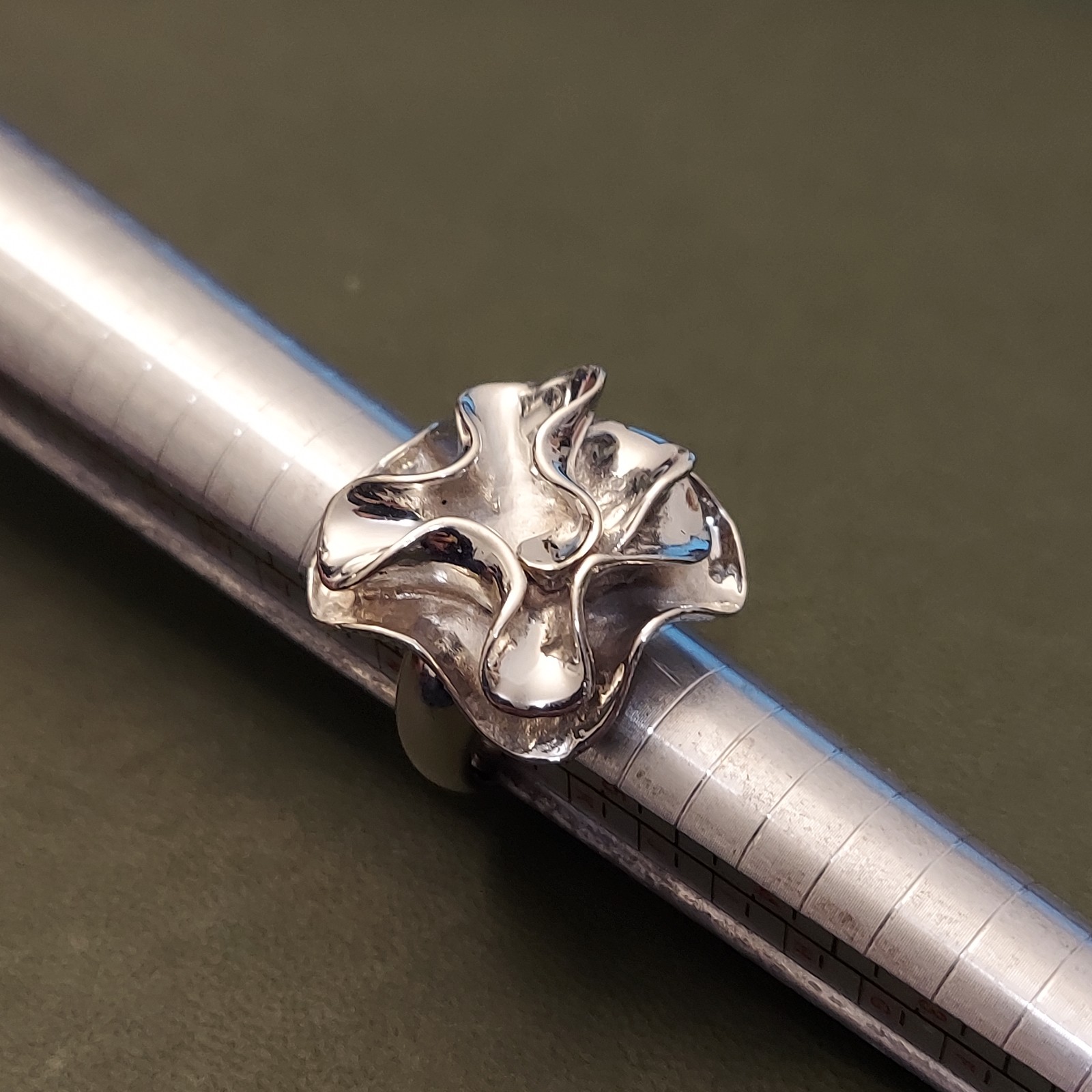 Retired Silpada 925 Sterling Silver Sculptural Flower Ring Size 6