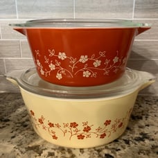 Vintage Pyrex casserole dish -set of 2 with lids