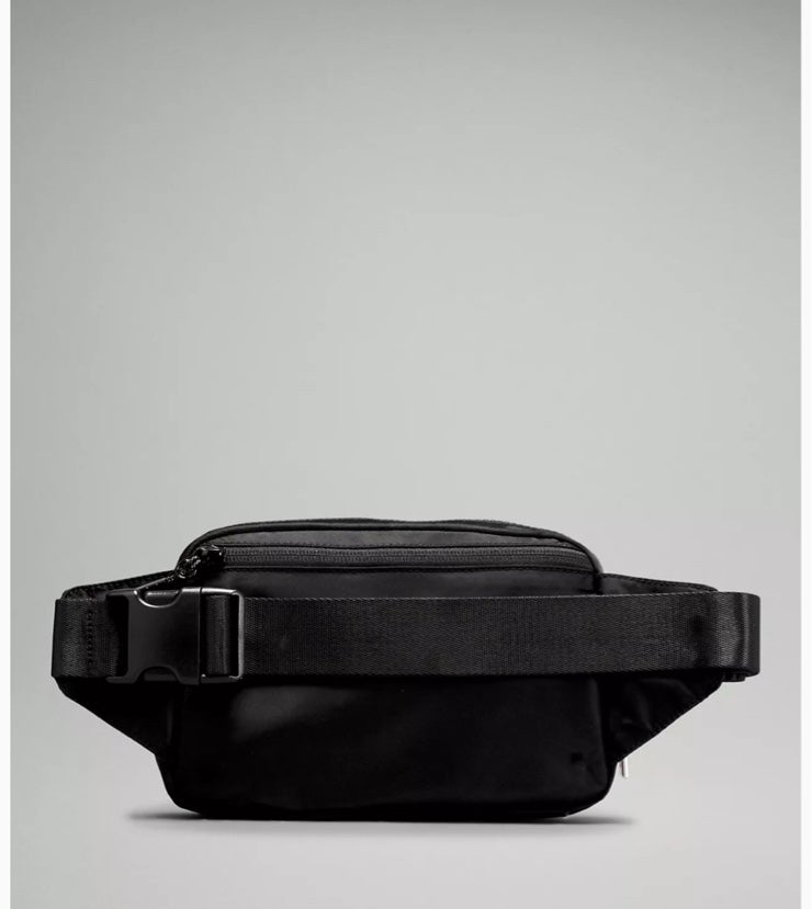 Lululemon Everywhere store Belt Bag Black 2 L