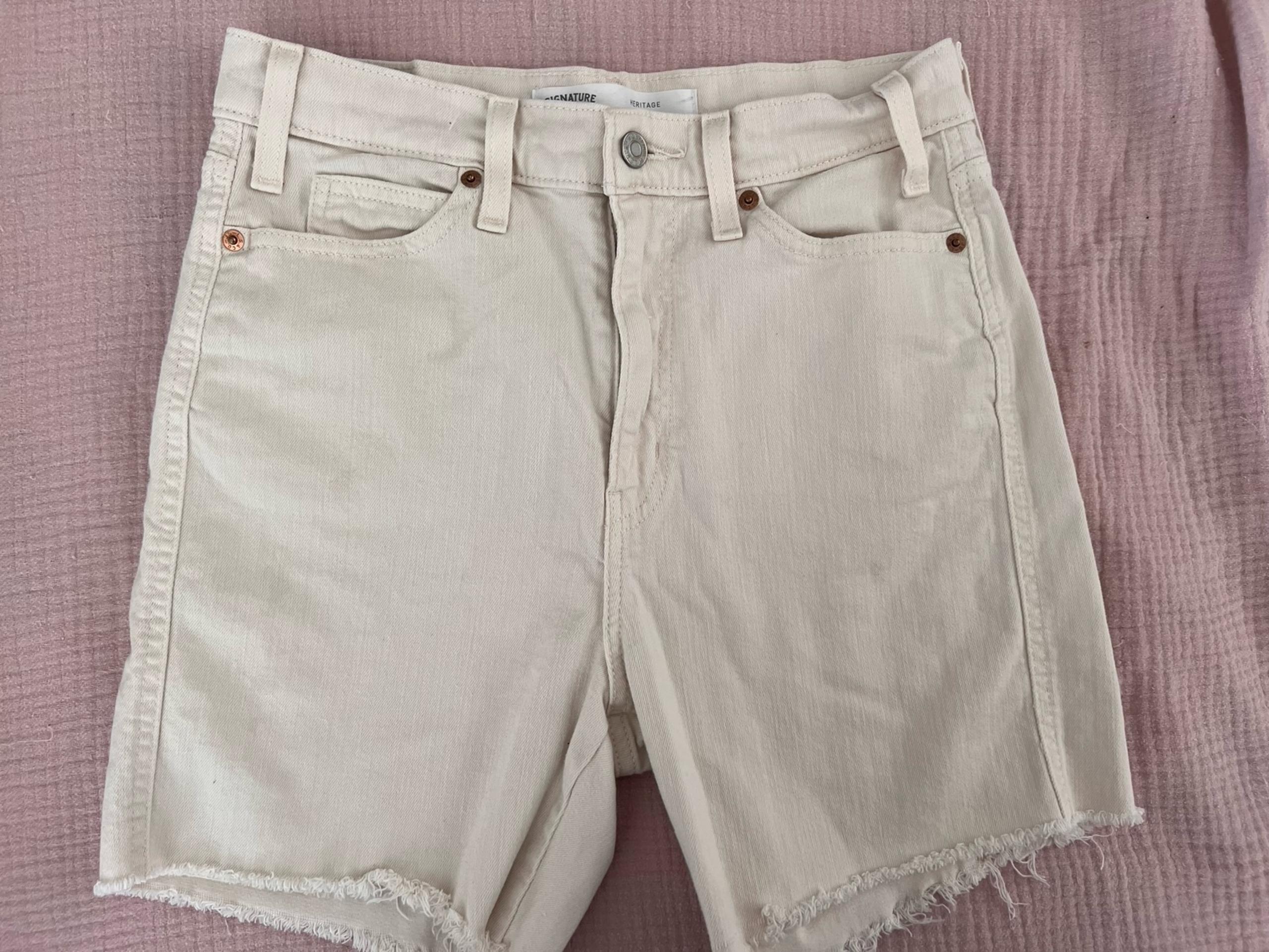 Levi’s Women’s high Rise Straight size 6 Shorts