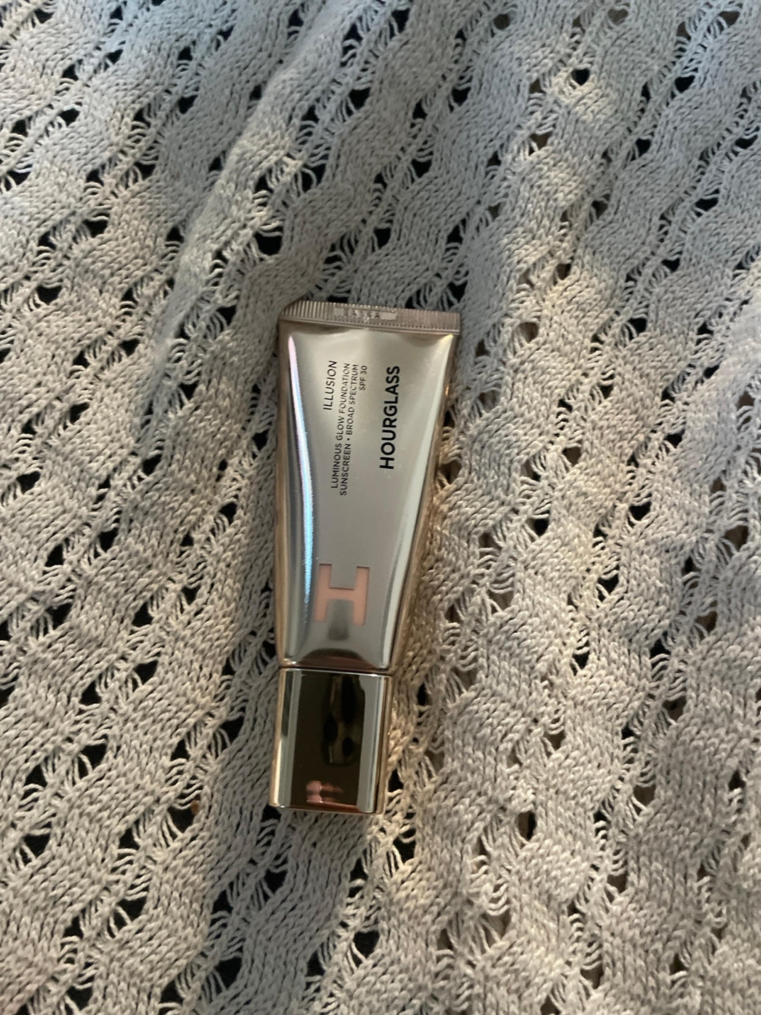 HOURGLASS Illusion Luminous Glow Foundation SPF 30