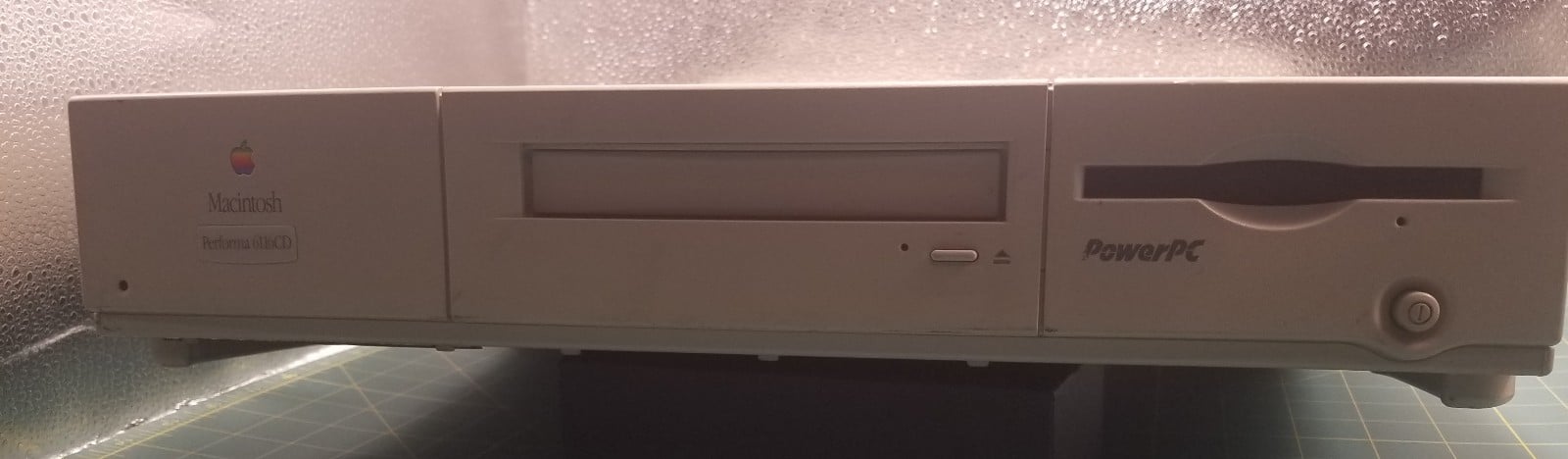 Apple Macintosh Performa 6116CD computer