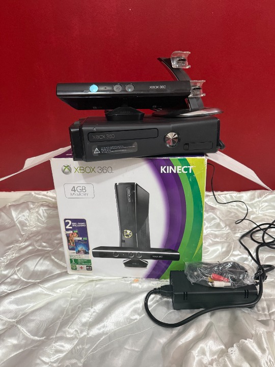 Xbox 360 4GB with Kinect + Power Cable + Dual Controller Charger-No Controllers