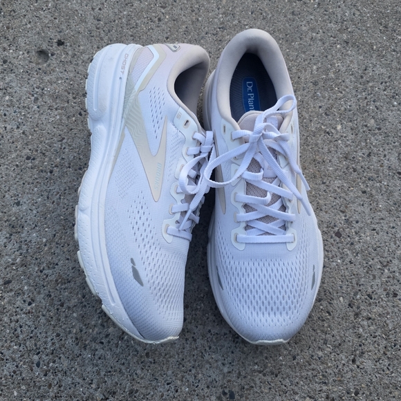 Brooks Ghost 15 Sneaker. Women Size 10 B