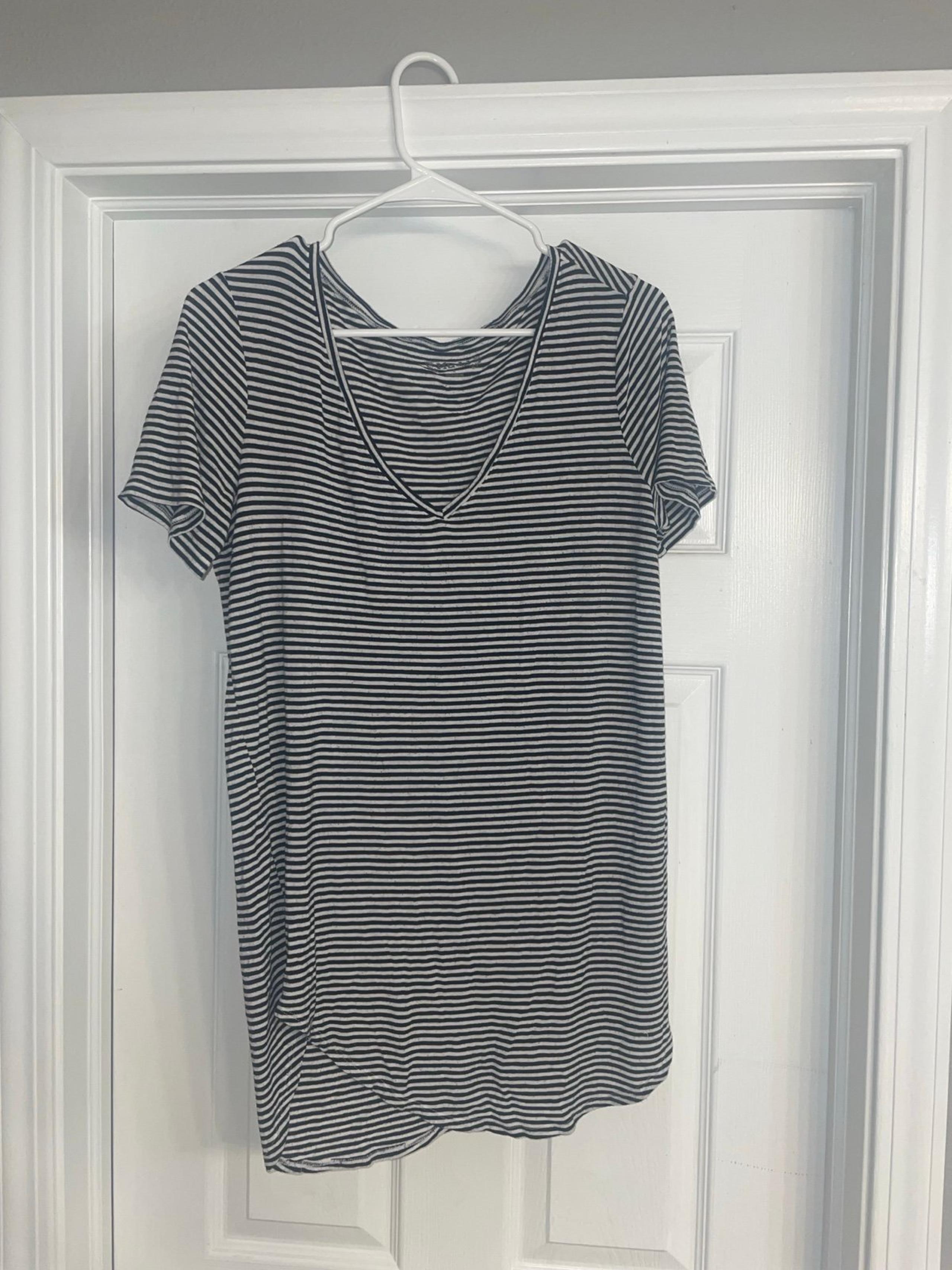 Mudd- Women’s V-Neck Lounge shirt size L
