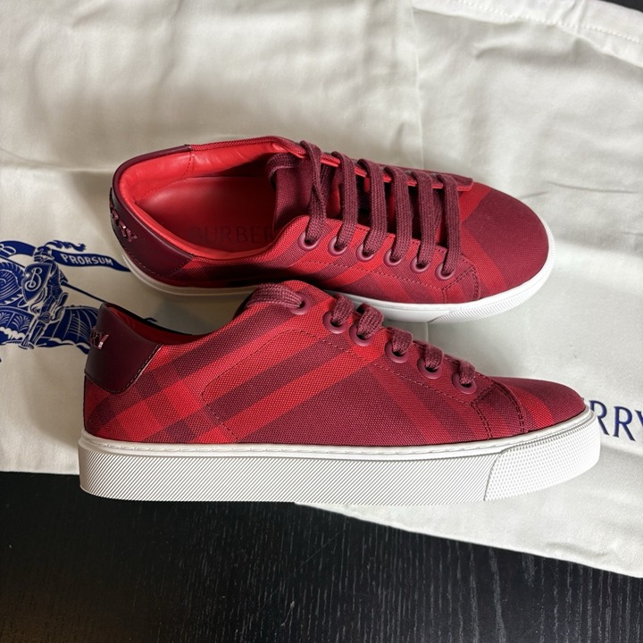 2 DIFFERENT SIZES* LEFT Size 35.5/RIGHT Size 36 BURBERRY Albridge Check Sneakers