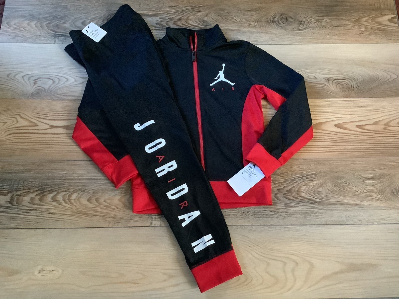 Jordan boys 2pc tracksuit size medium(NWT)~PRICE IS FIRM, NO OFFERS ~