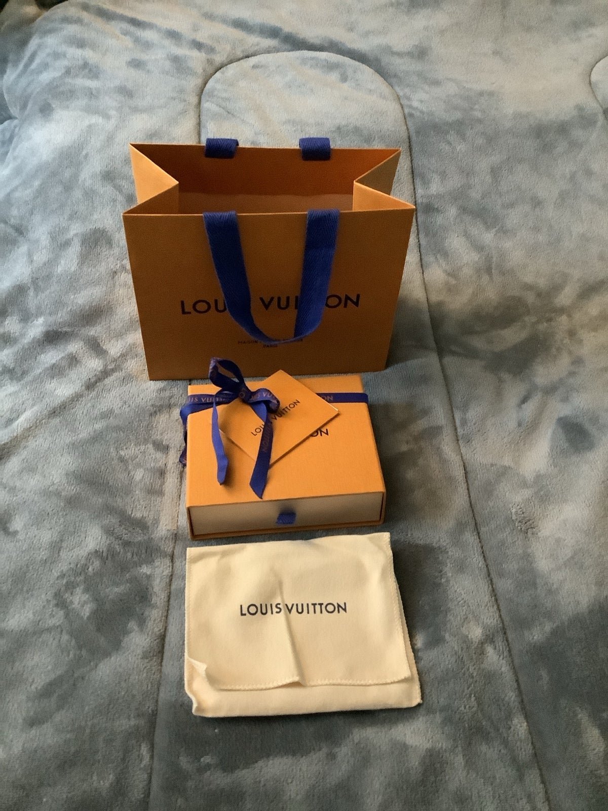 Louis Vuitton box, ribbon and shopping bag / The price is firm, thanks