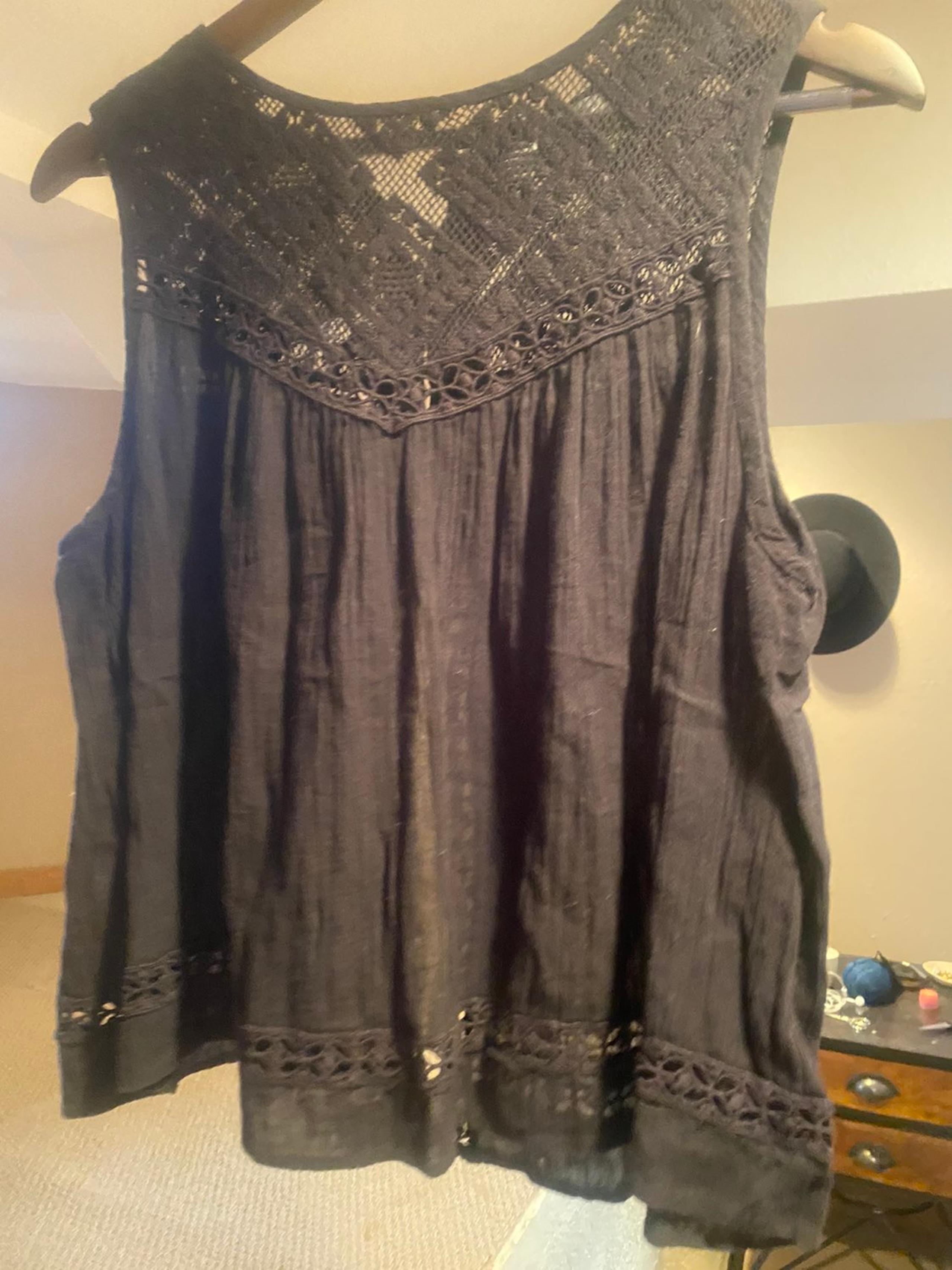 Black top with knit detailing - MANGO