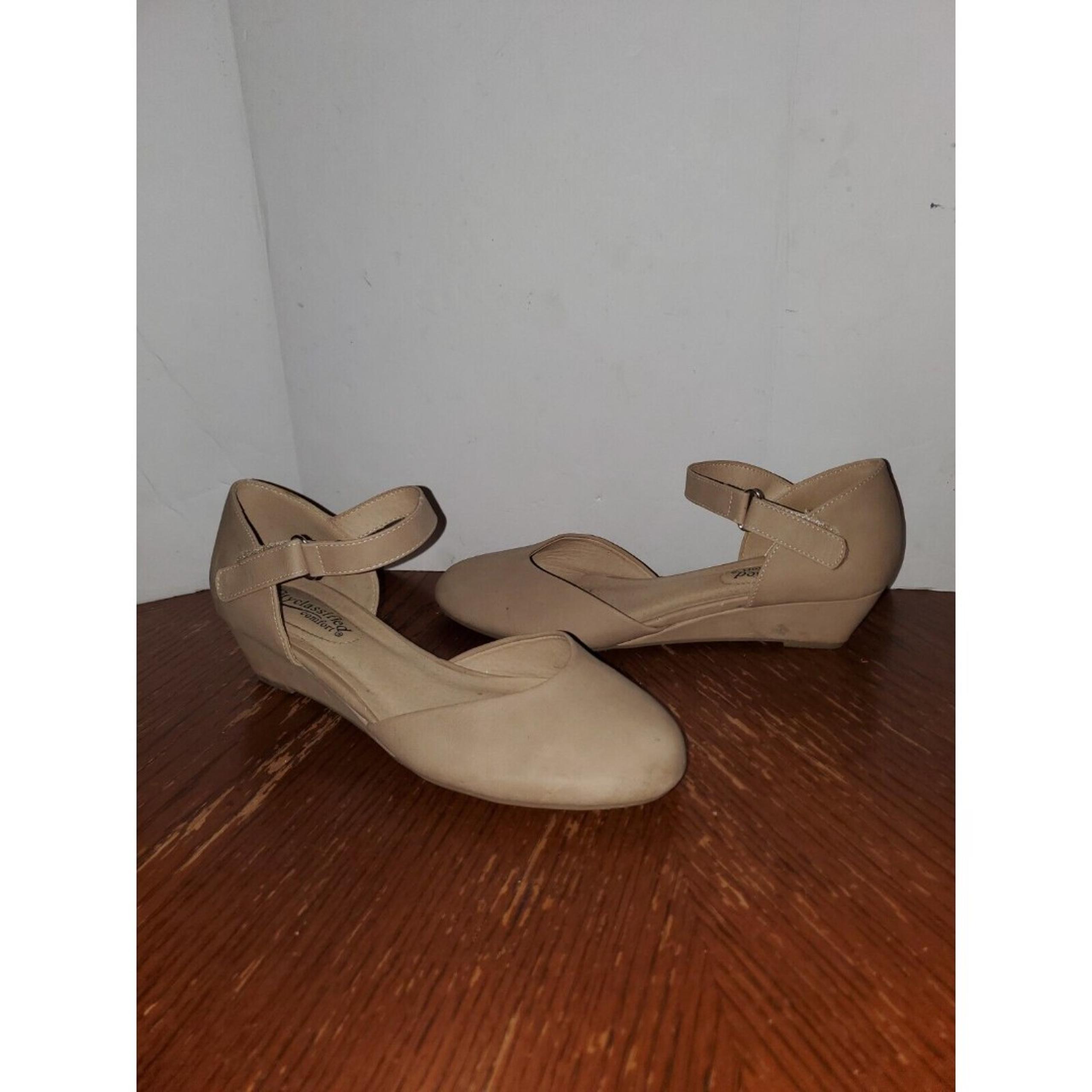 City Classified Women's 8.5 Clsoed Toe Buckle Ankle Strap Platform Wedge Sandals