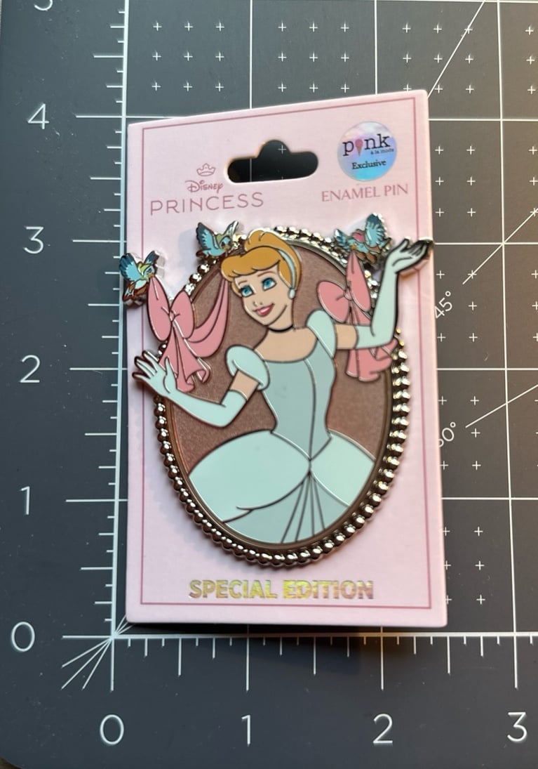 Disney Princess Cinderella 3 inch LE250 Pin NEW