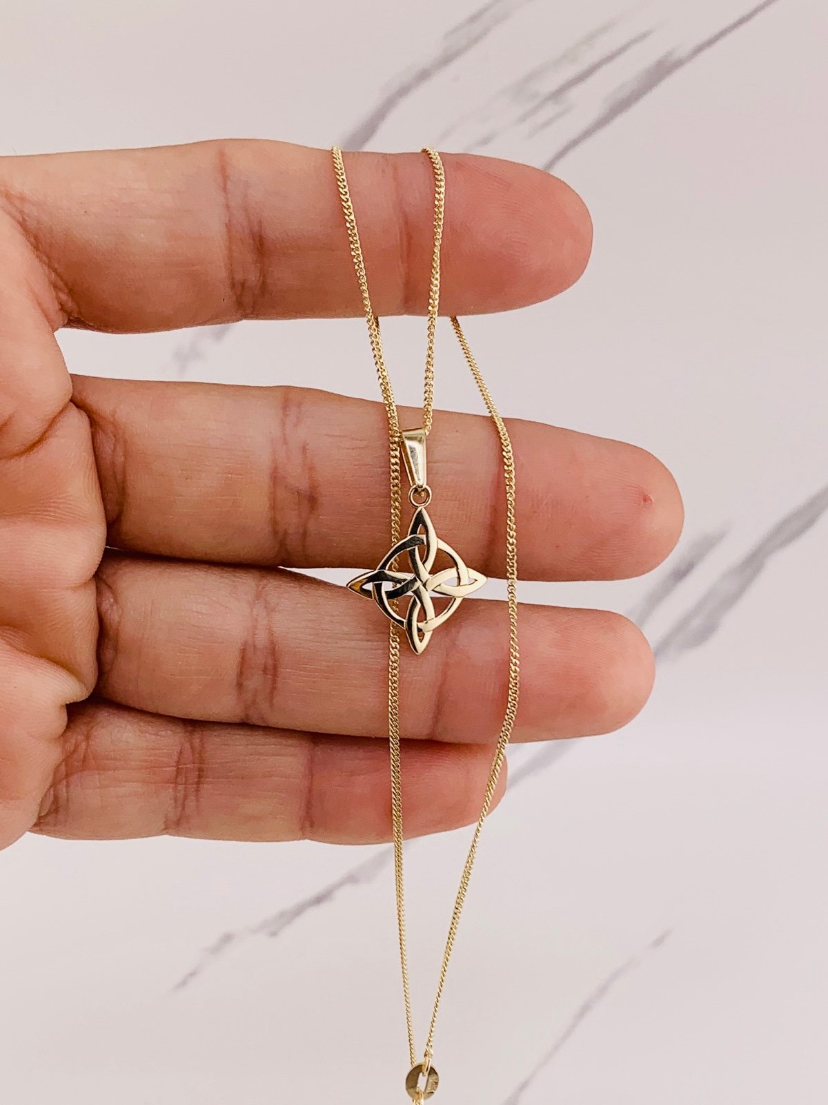 14k gold necklace and witch knot pendant - Nudo de bruja