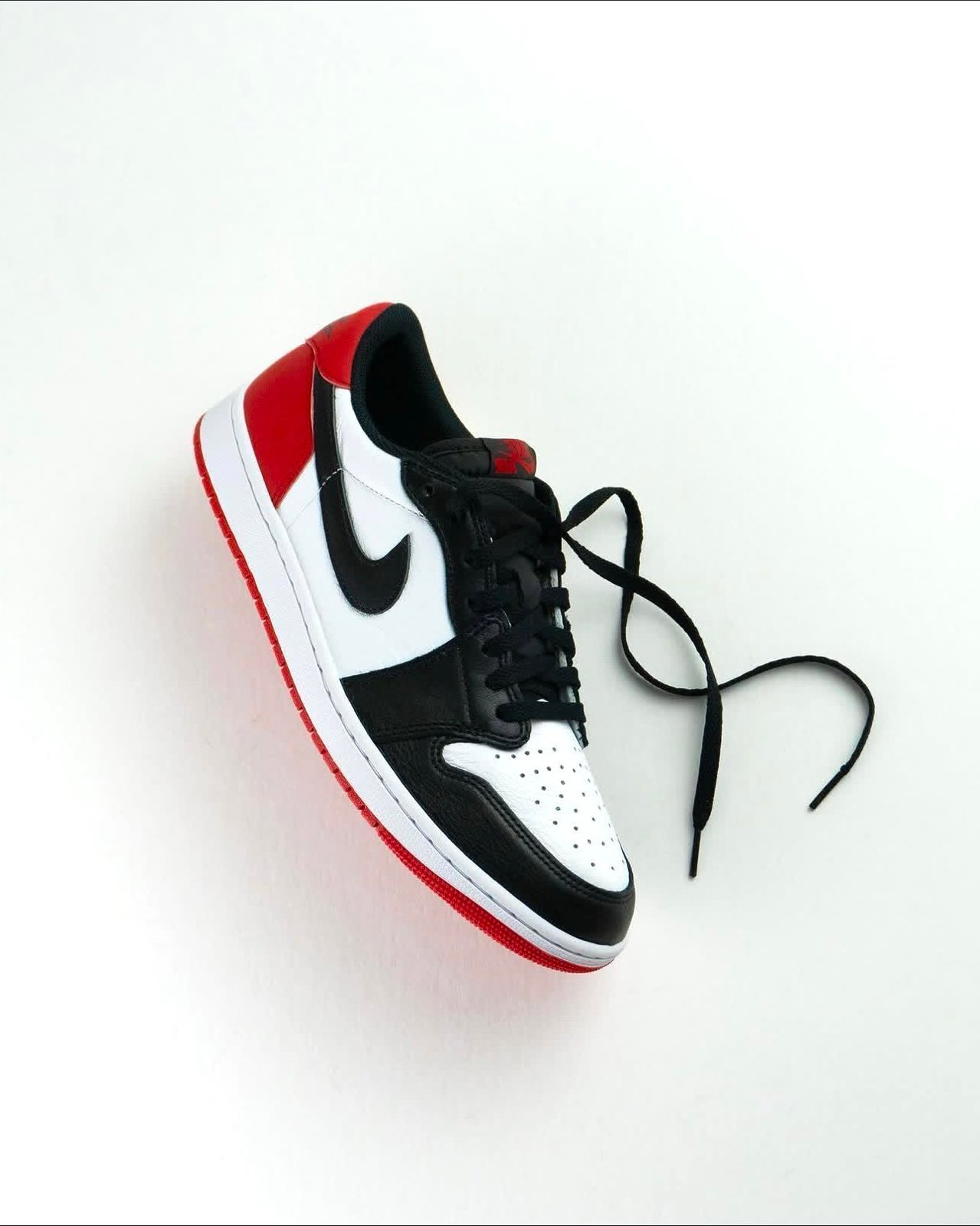 Jordan 1 low “Black Toe” size 6y = 7.5 W