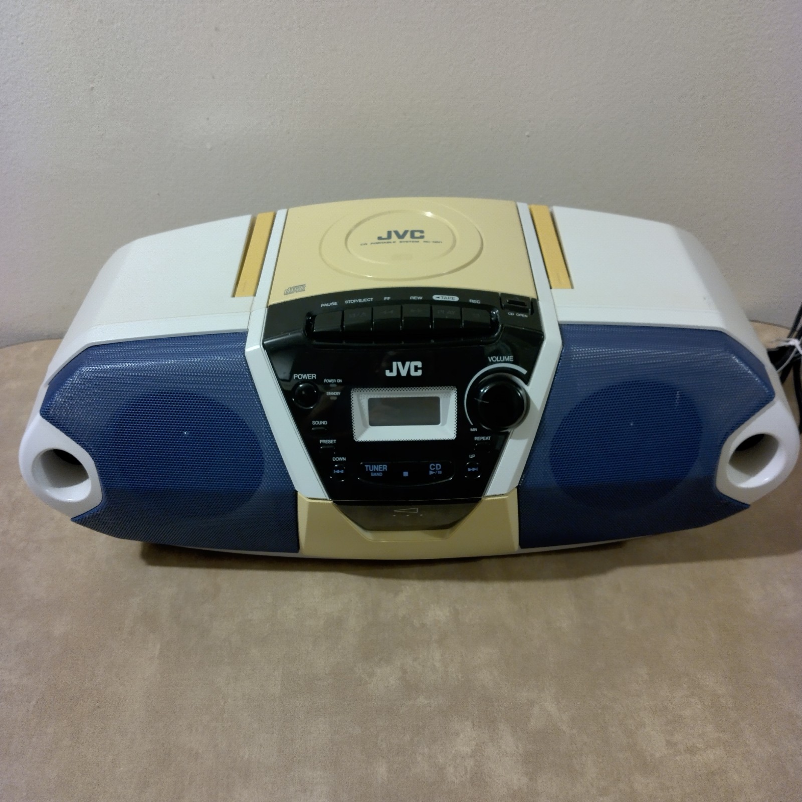 JVC RC-QN1WT Portable System CD Player/ Cassette Recorder/ AM/ FM Radio Works!