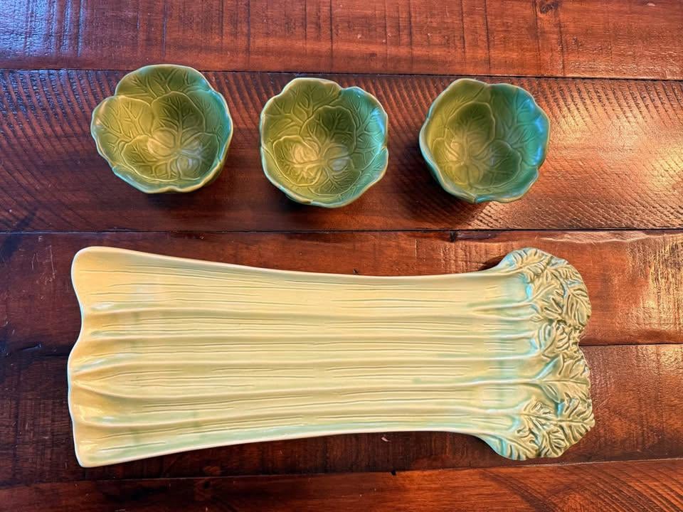 William Sonoma Farm Set with Plates Bowls
