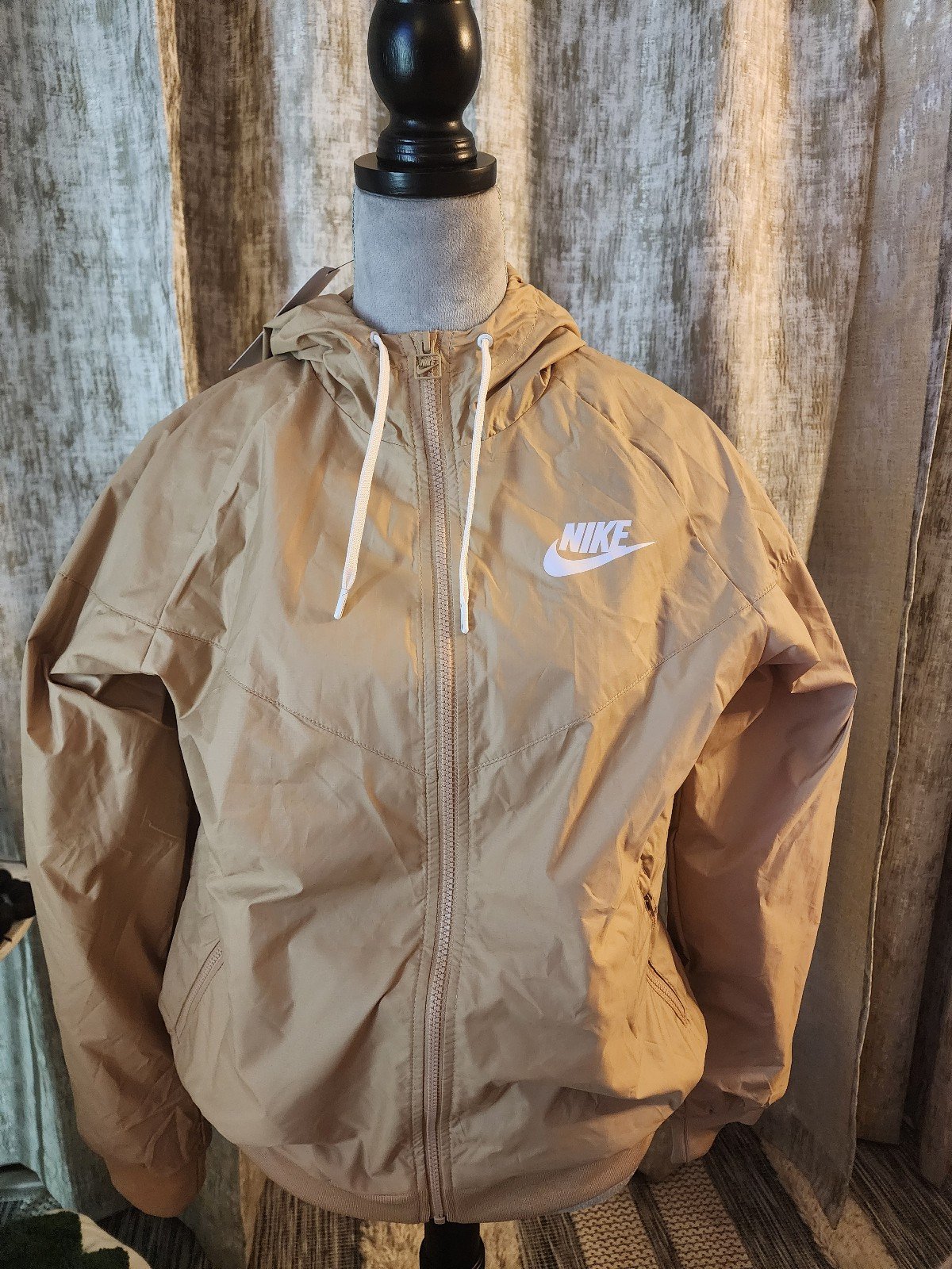 Nike Windbreaker with hood Retail 100