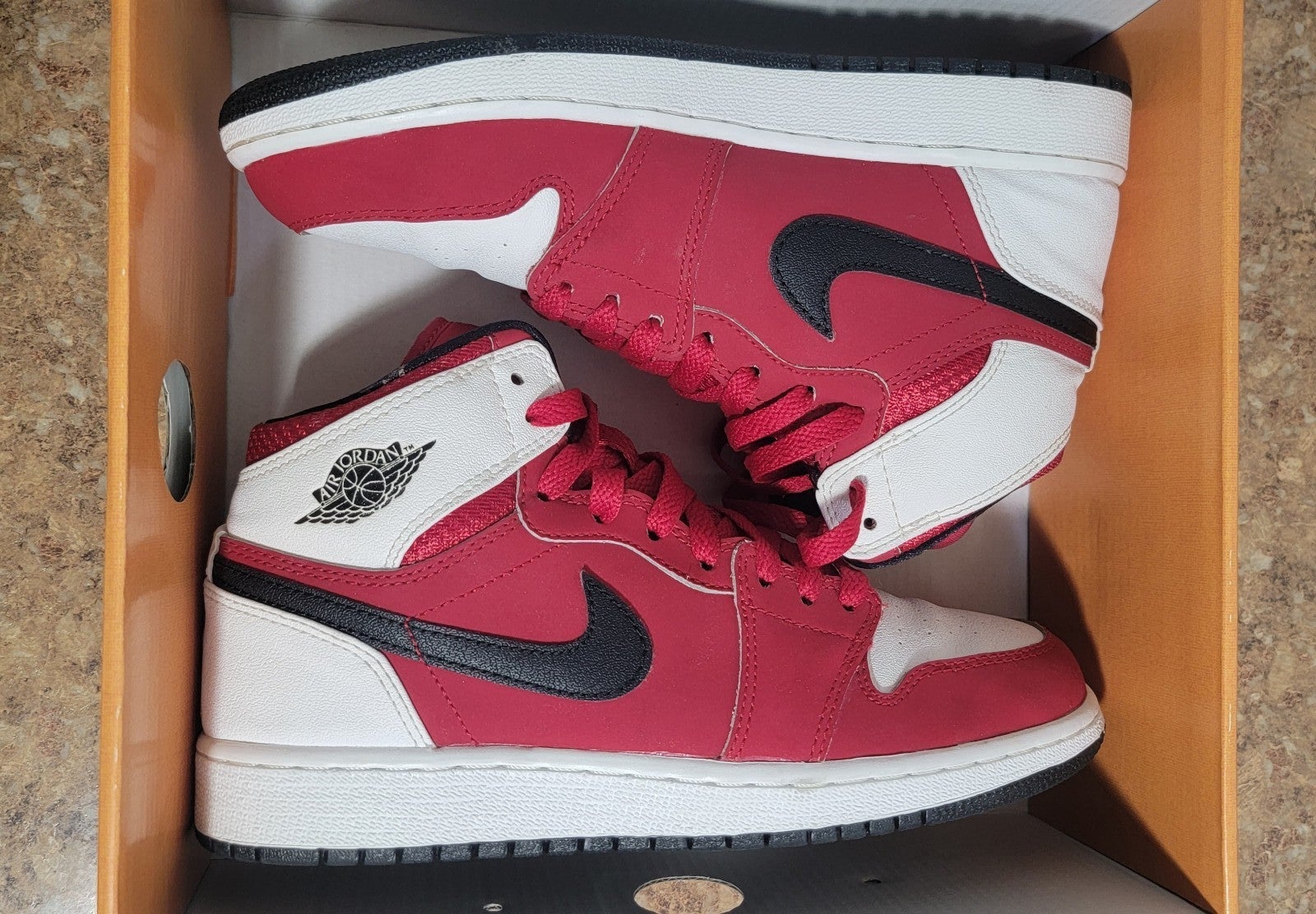 Air Jordan 1 Retro High BG 'Blake Griffin' Size 5.5Y / Women's 7 - 705300-601