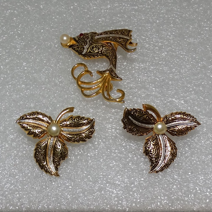 THE SILVER IS STERLING THIS PIN IS 2 1/2 SIDE & 1/2 INCHS FRONT TO BACK. THE PEA