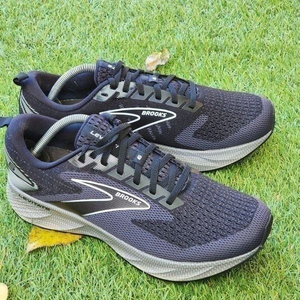 BROOKS LEVITATE GTS 6 - Women's Sneakers - SIZE 11
