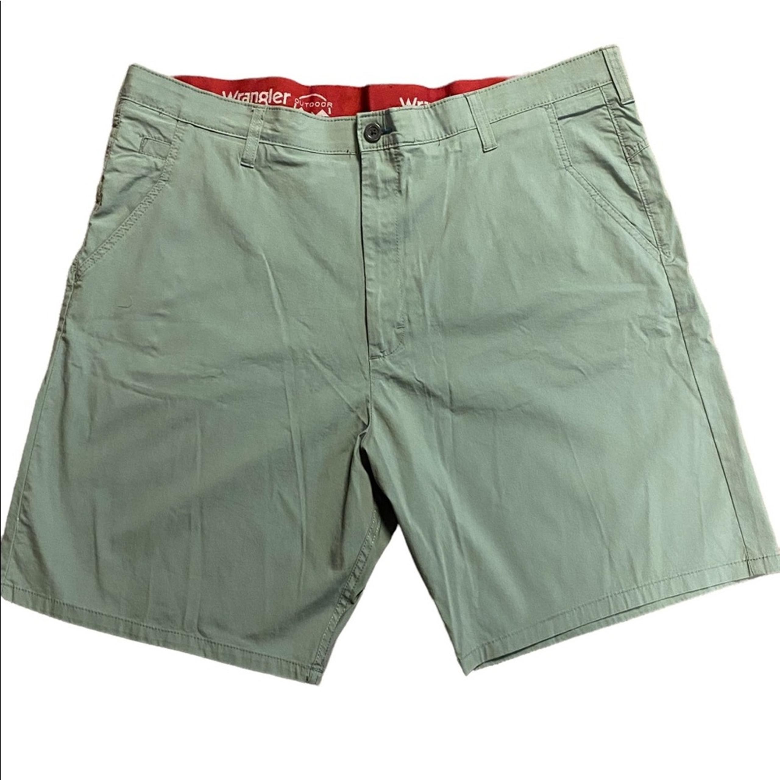 Wrangler men’s size 42 casual shorts in a sage green color