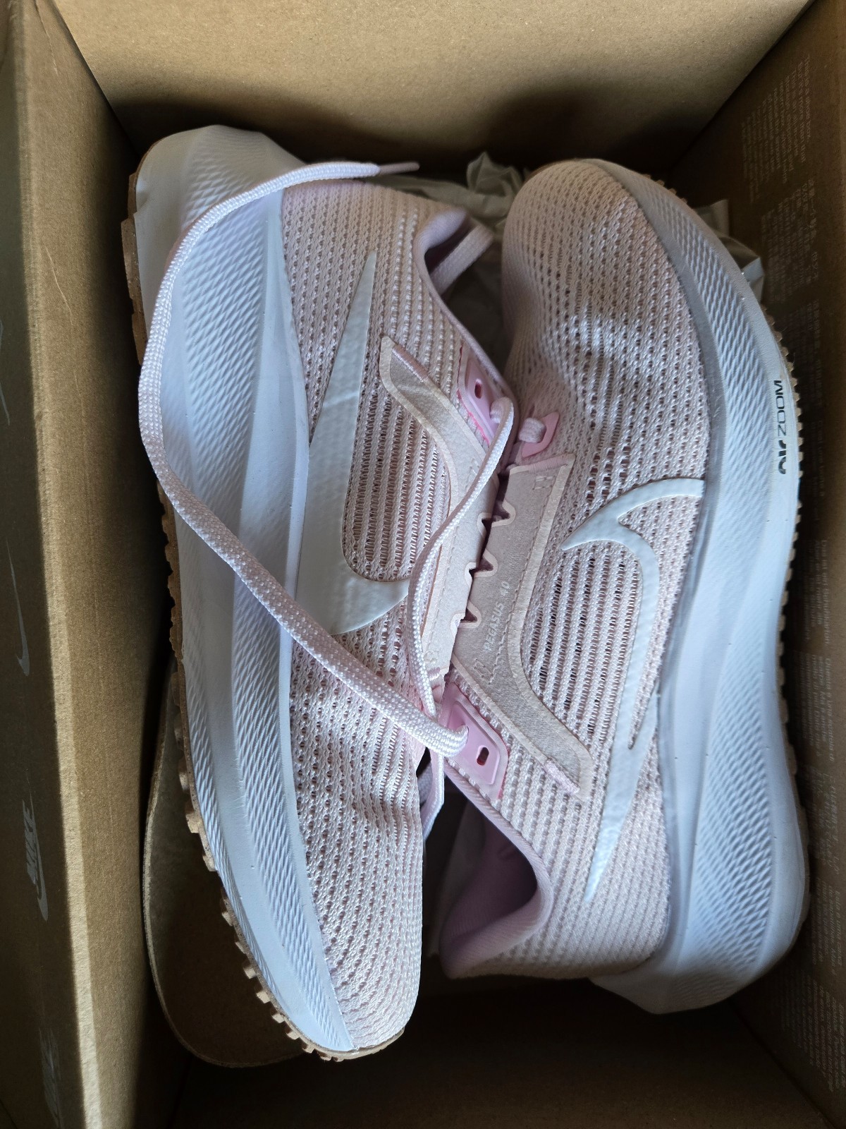 New Nike zoom Pegasus 40 running shoes. W5