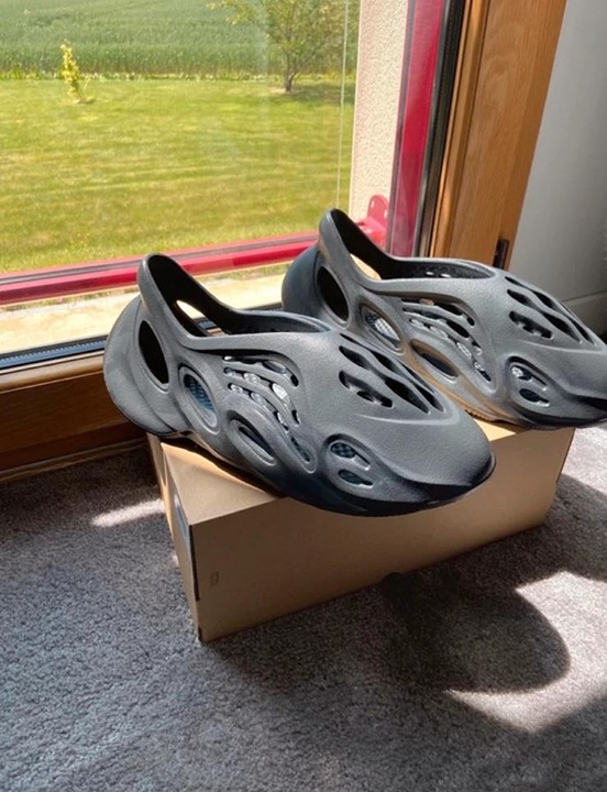 yeezy foam runner onyx US10 Classic men's sandals