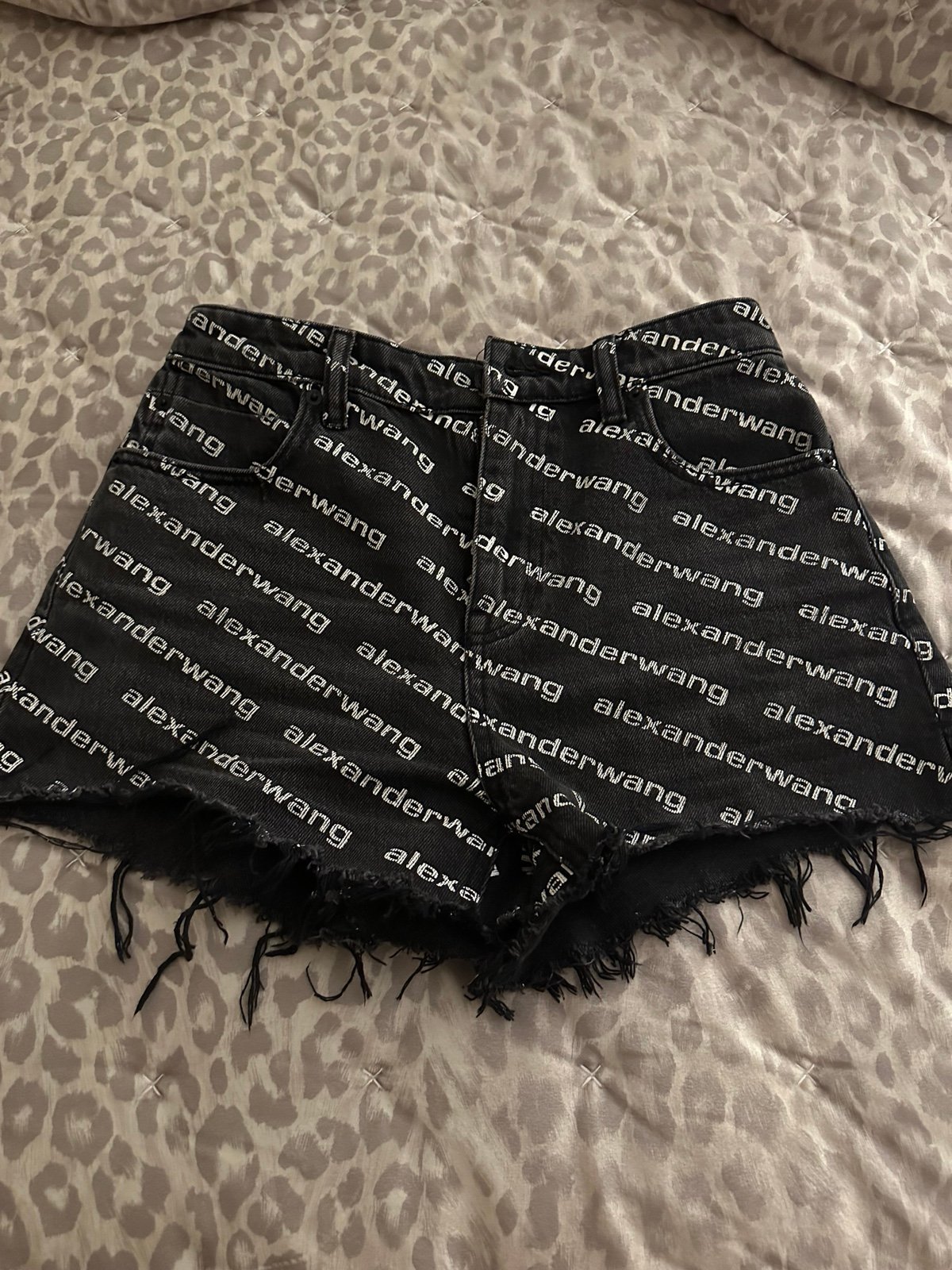 【Alexander Wang 】logo-print denim shorts Alexander Wang Allover Logo Printed Denim Shorts (Shorts