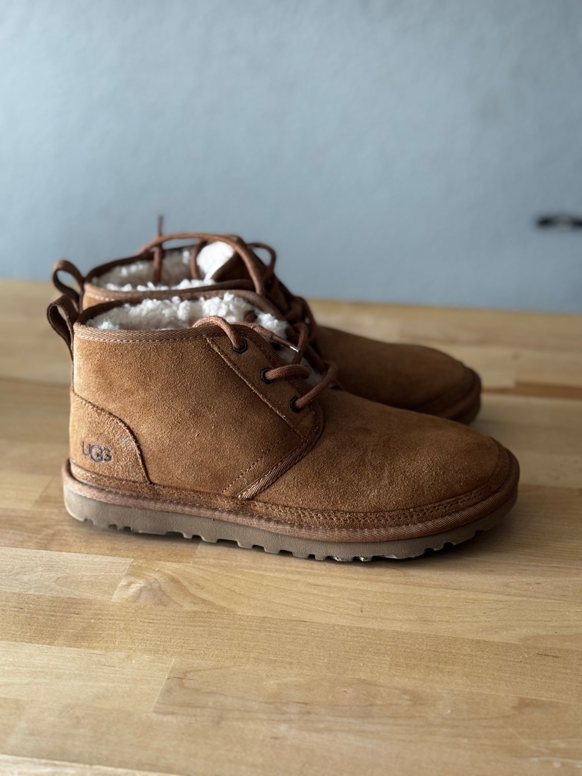 UGG neumel leather woman’s size 8