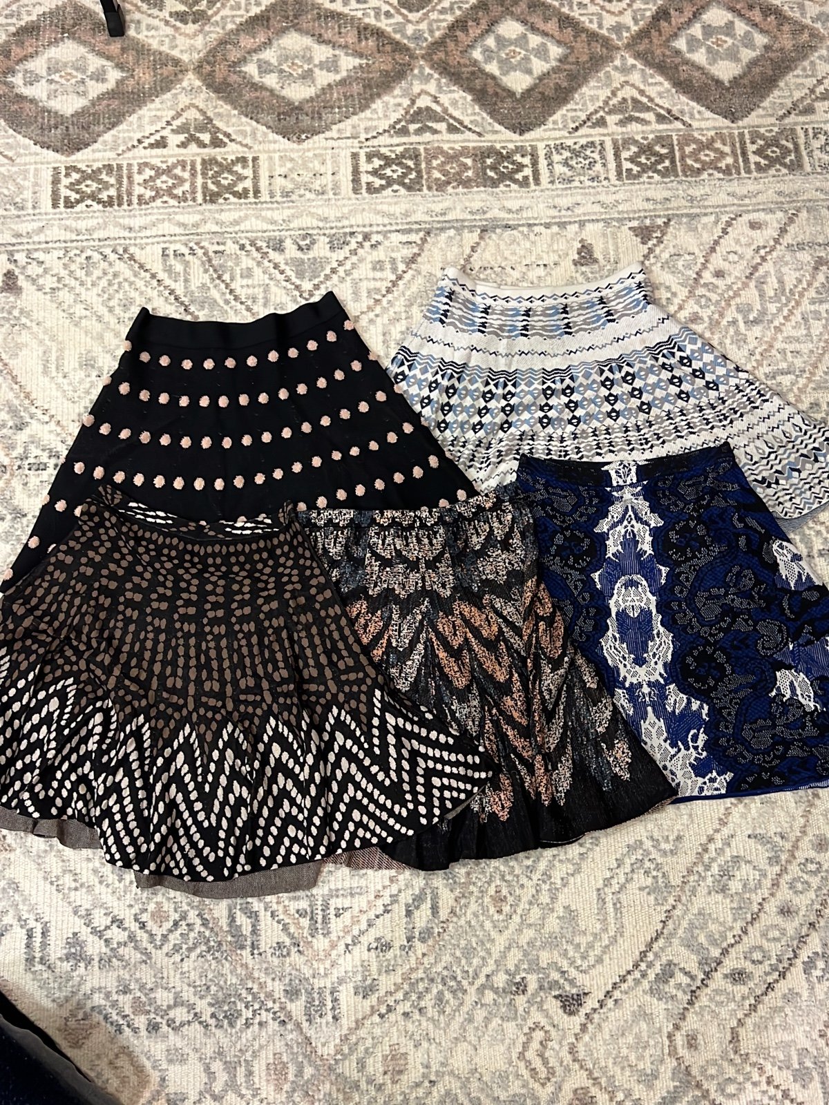 BCBGMAXAZRIA SWEATER SKIRT BUNDLE