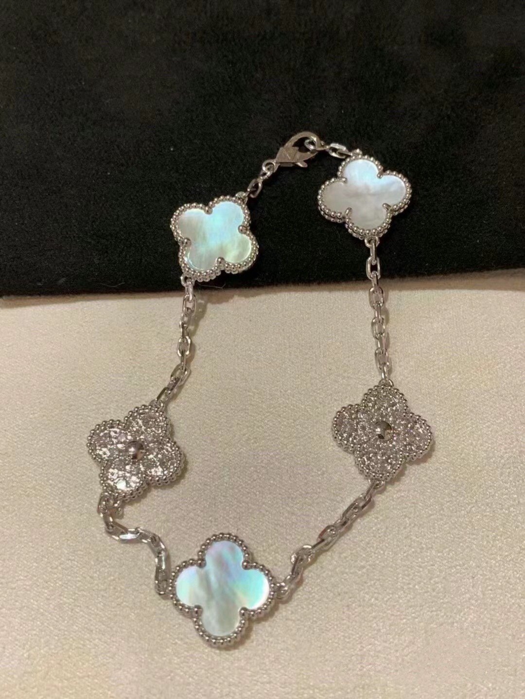 Auth 5 motifs white gold and diamond bracelet