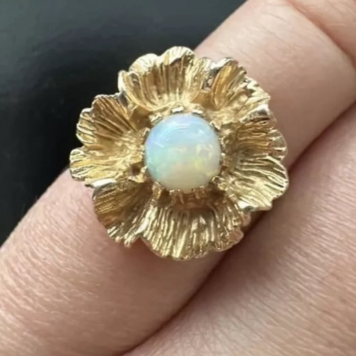 14kt gold ring with fire opal size 5