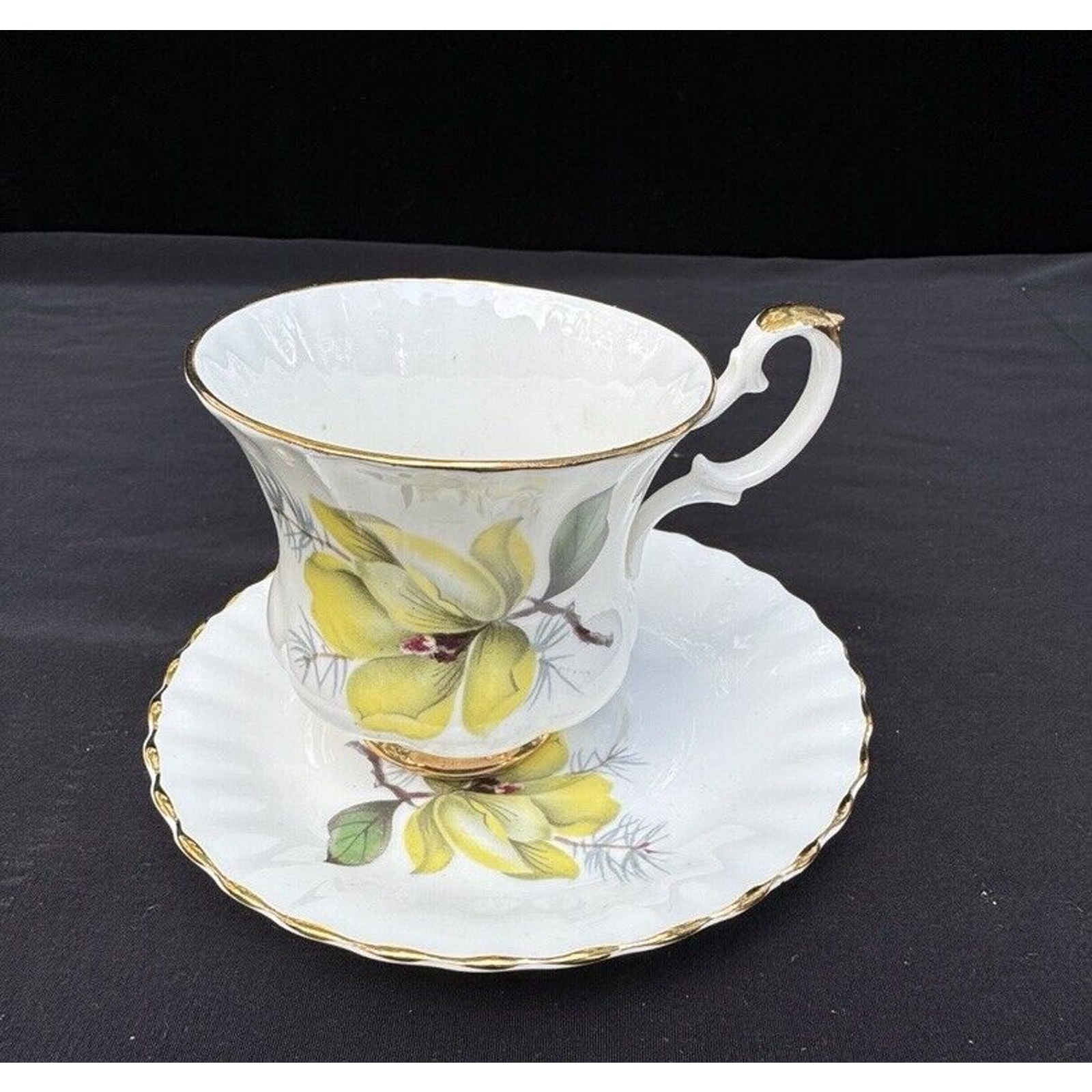 Regency Bone China Tea Cup Saucer Set Magnolia Flower Gold Trim 22K -A70