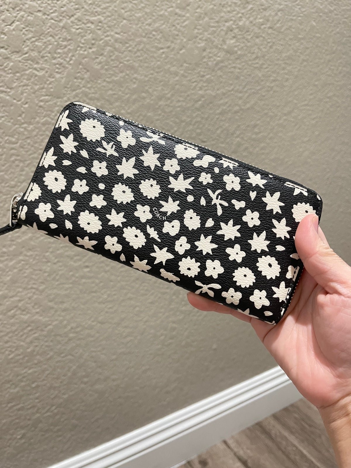 NWT COACH ACCORDION ZIP WALLET IN GRAPHIC FLORAL PRINT COATED CANVAS F57818