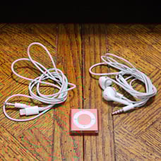 Apple iPod shuffle 4th Generation A1373 With Accessories - Pink