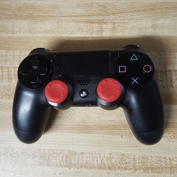 PS4 REMOTE & RED GRIPS