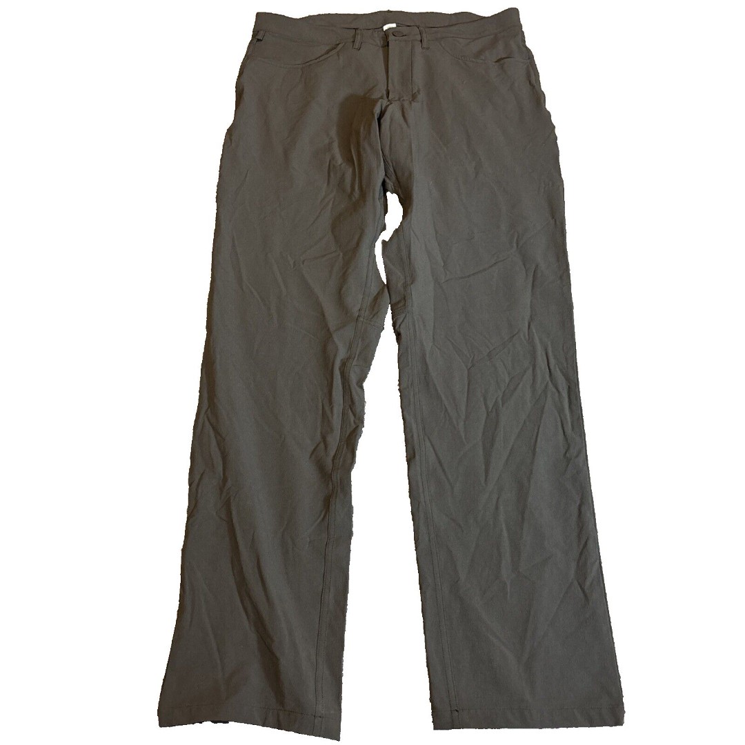ALO Yoga Pants Day and Night Mens 34x33 Performance Classic Pockets silver Logo
