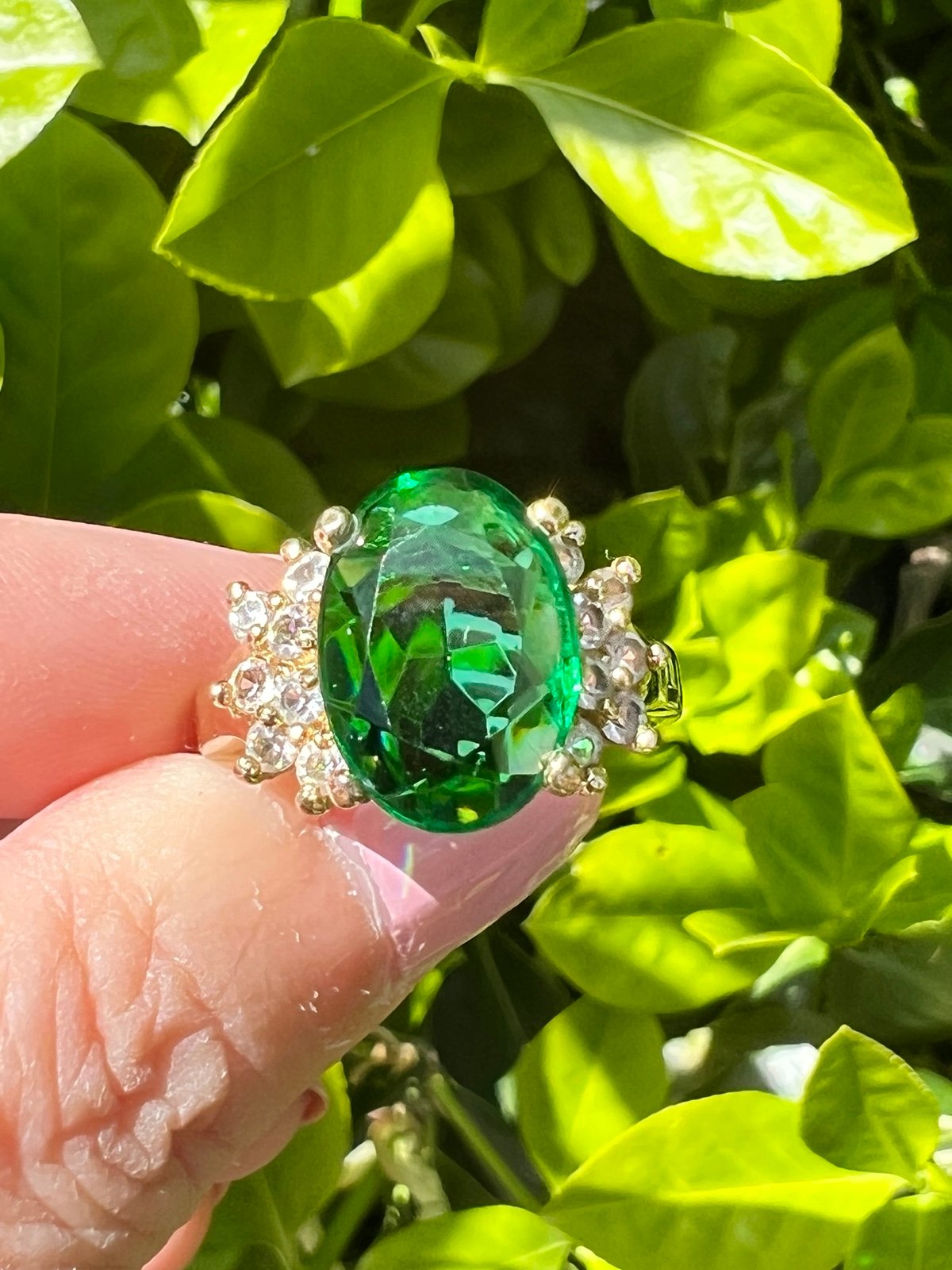 VINTAGE CLASSIC LARGE EMERALD GREEN GLASS/ CRYSTAL/ PASTE COCKTAIL DRESSY RING