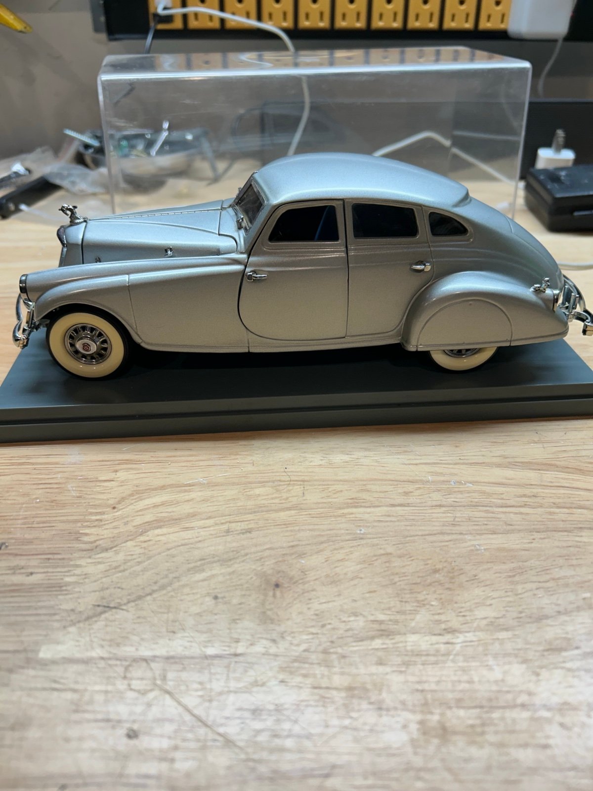 DANBURY MINT 1933 PIERCE SILVER ARROW 1/24 DIECAST