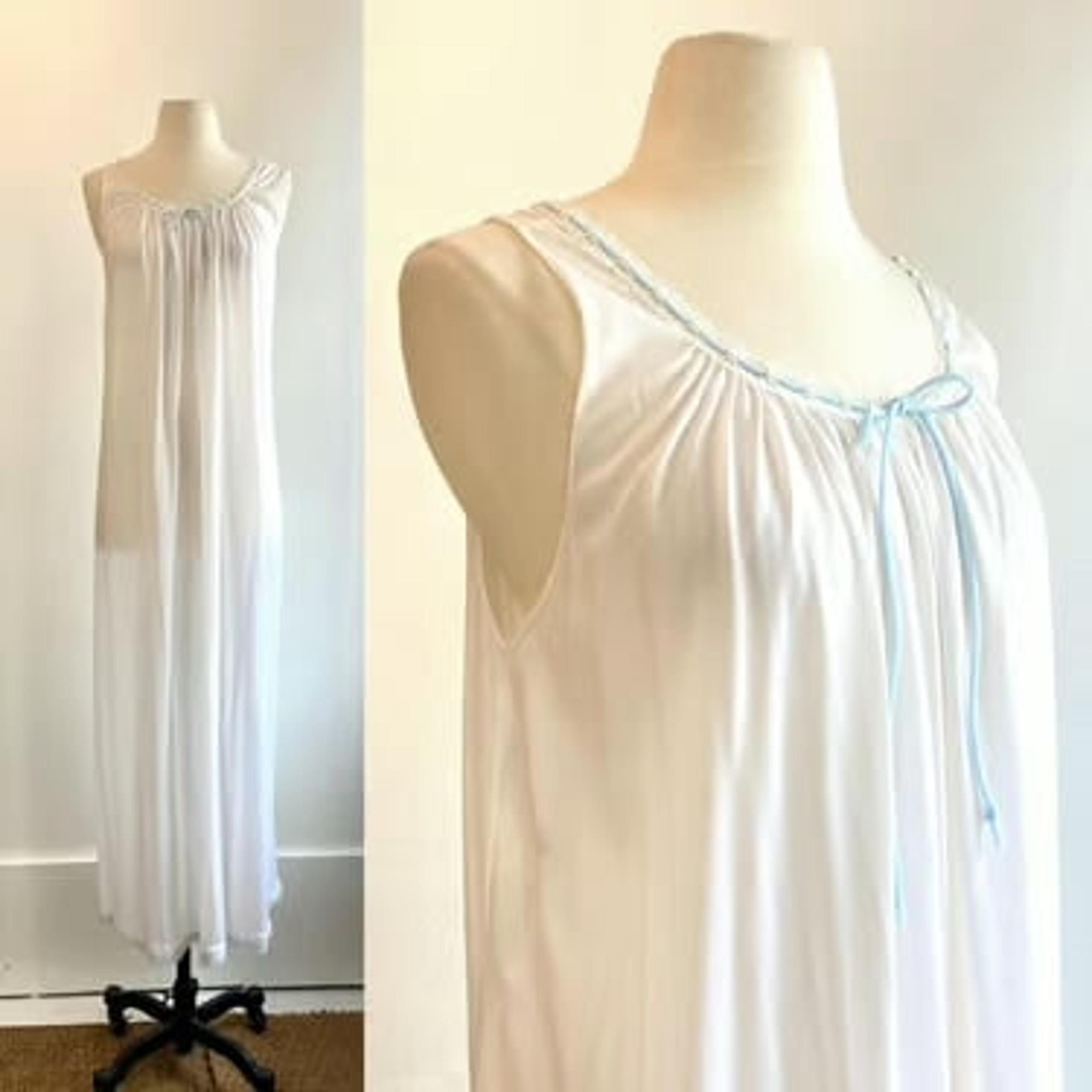 vintage "Miss Elaine" nightgown, 1960s white w/blue flowers & lace large