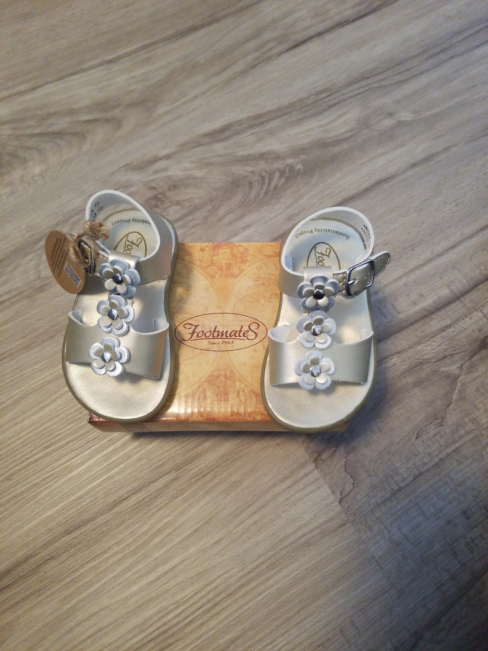 New Footmates Waterproof Sandals Size 4