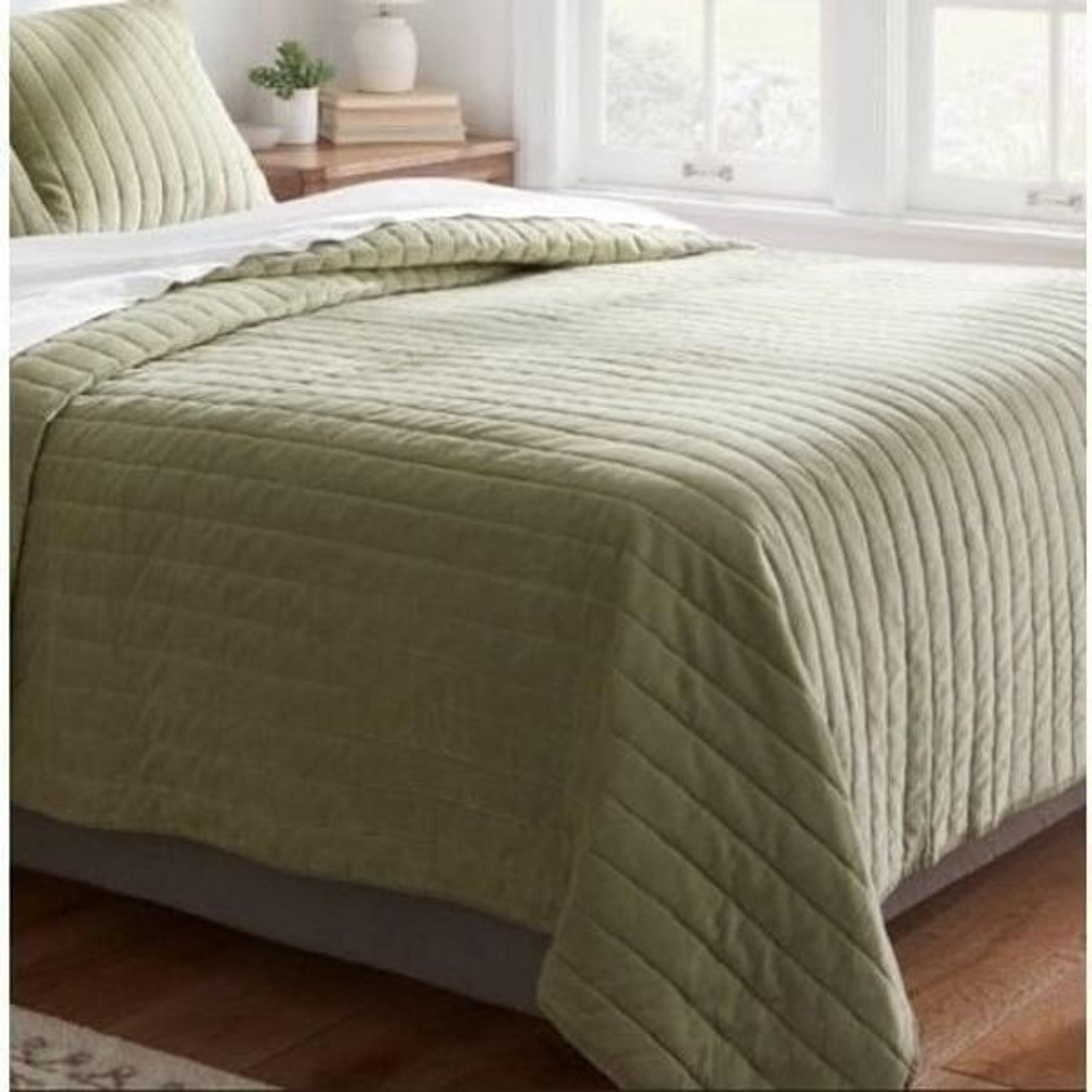 Threshold Channel Stitched Velvet Quilted Bed Quilt Blanket