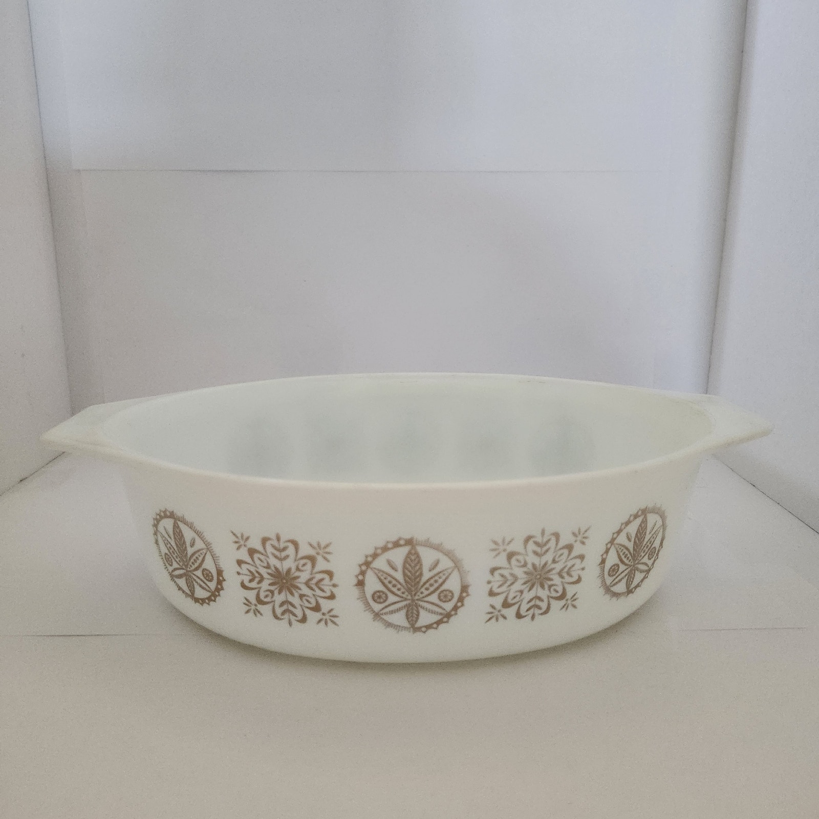 Vintage Pyrex white with gold Oval 2.5 quart no lid