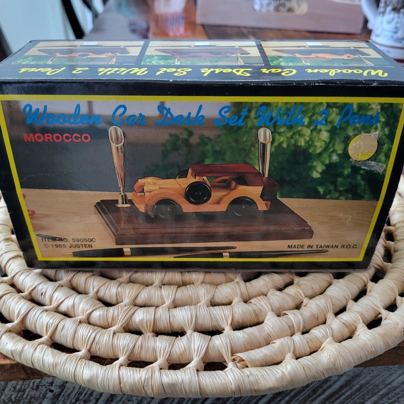 Morocco wooden car with 2 pen set