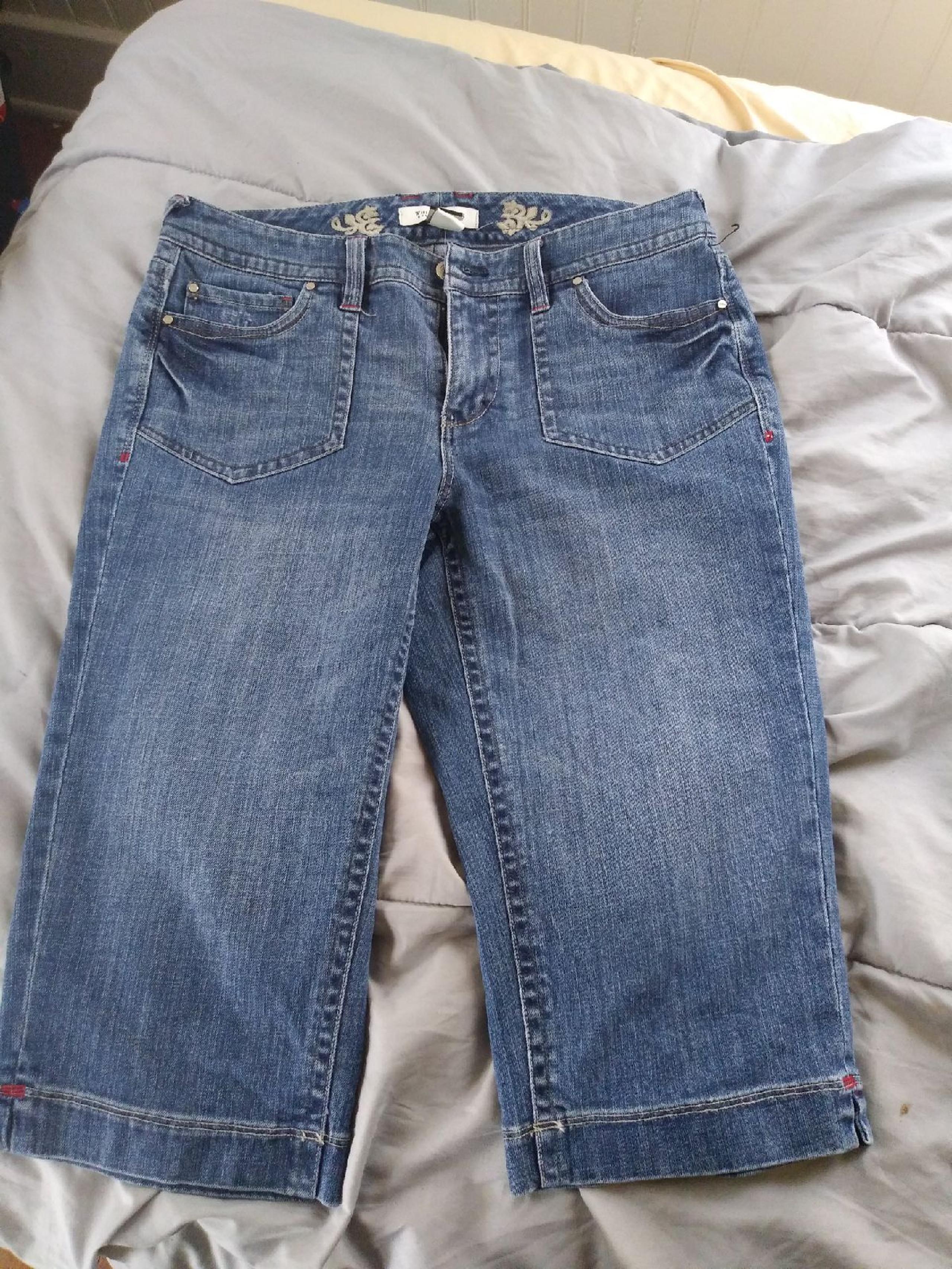 White House Black Market Denim Capri Pan