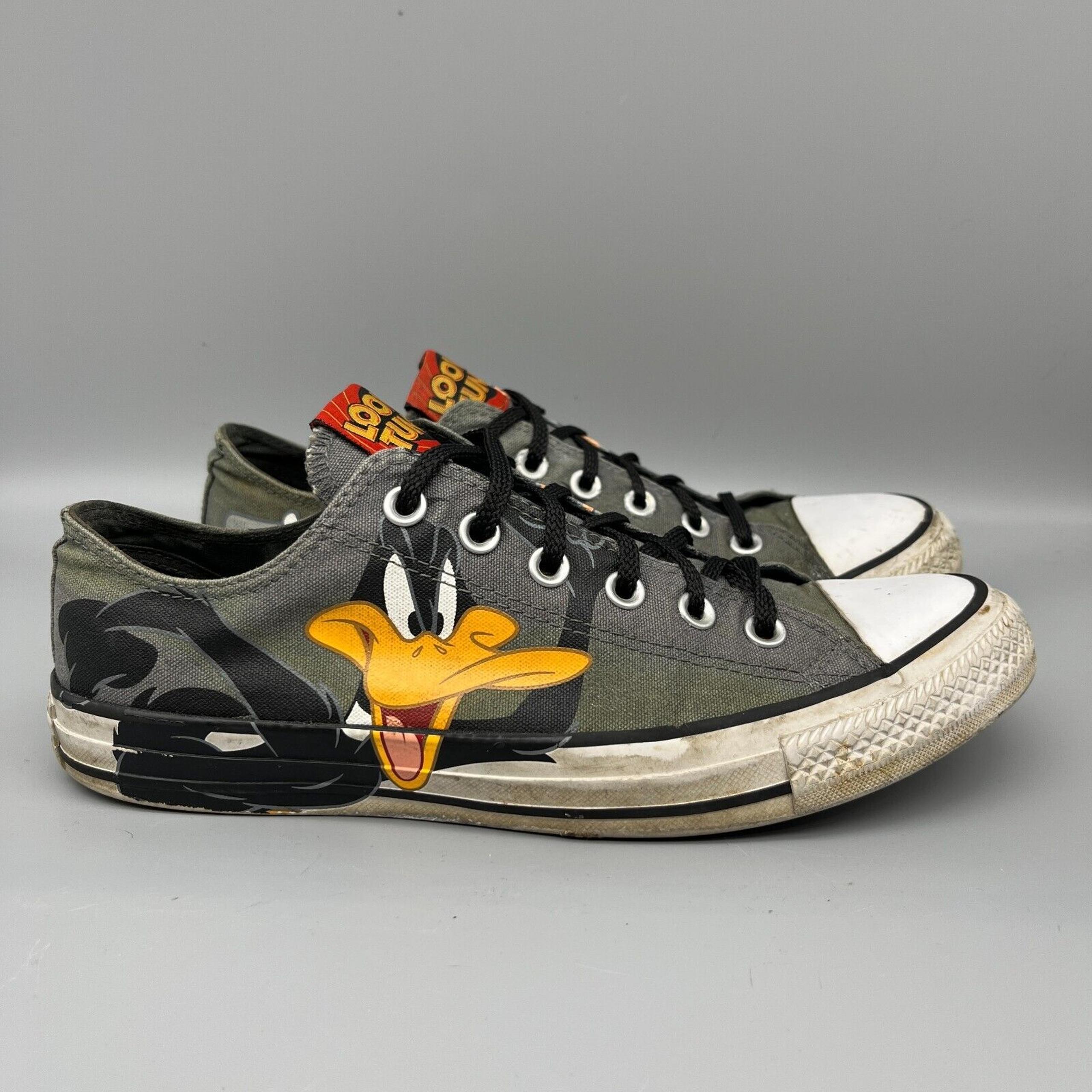 Converse Sneakers Mens 8 All Star Chuck Taylors Looney Tunes Bugs Bunny Daffy