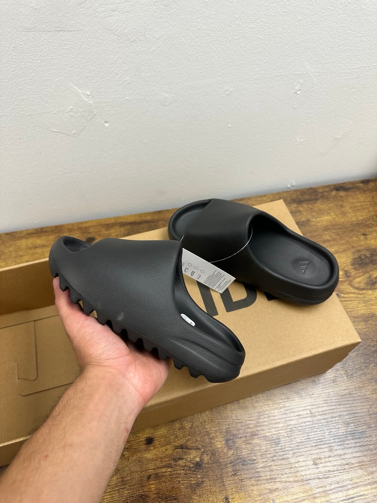 Yeezy Slide onyx size 4 black
